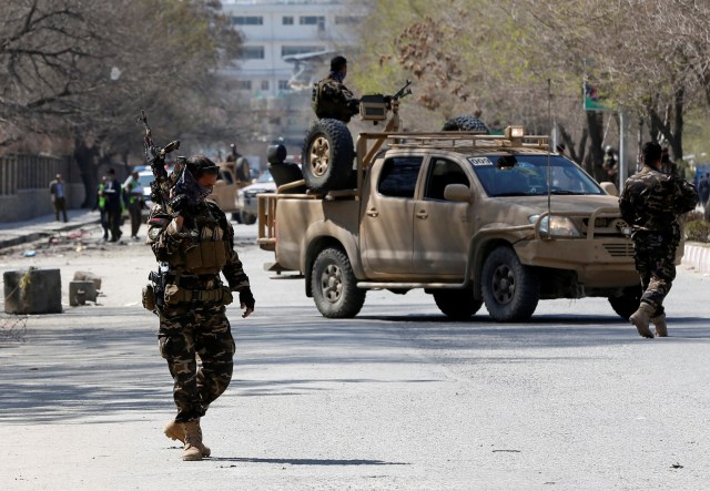 Las fuerzas de seguridad afganas vigilan el sitio de un ataque suicida en Kabul, Afganistán. 21 de marzo de 2018. REUTERS / Omar Sobhani