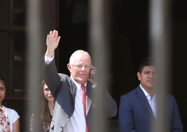 El renunciante presidente de Perú, Pedro Pablo Kuczynski, saludando a su salida del Palacio de Gobierno en Lima, mar 21, 2018. REUTERS/Mariana Bazo