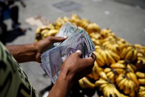 “Las Pulgas”: Mercado venezolano en el que los billetes abundan y valen más