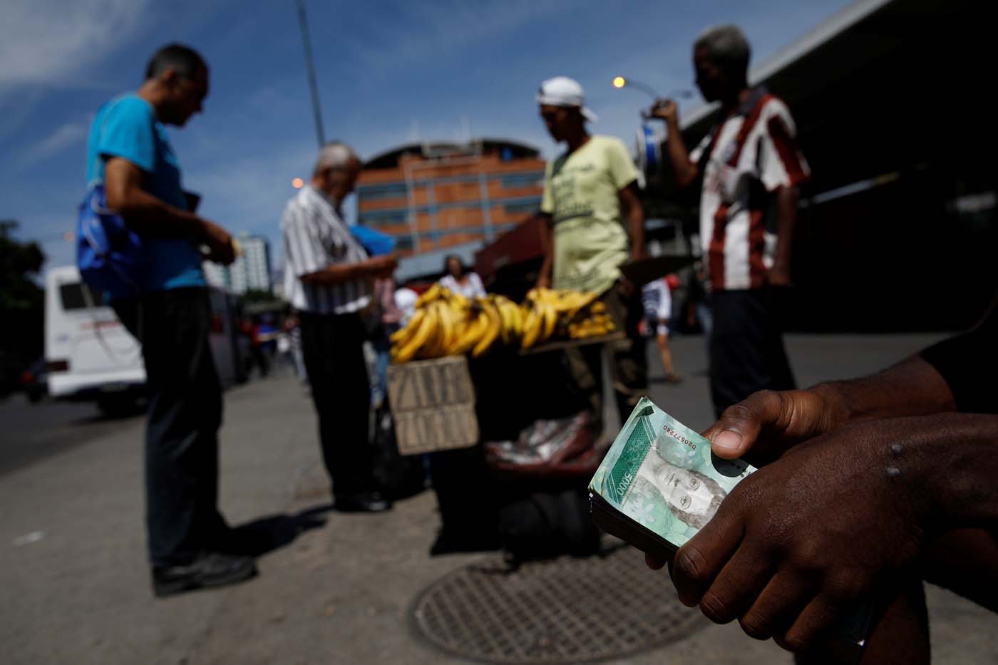 El bolívar soberano intenta esconder la inflación bajo el tapete