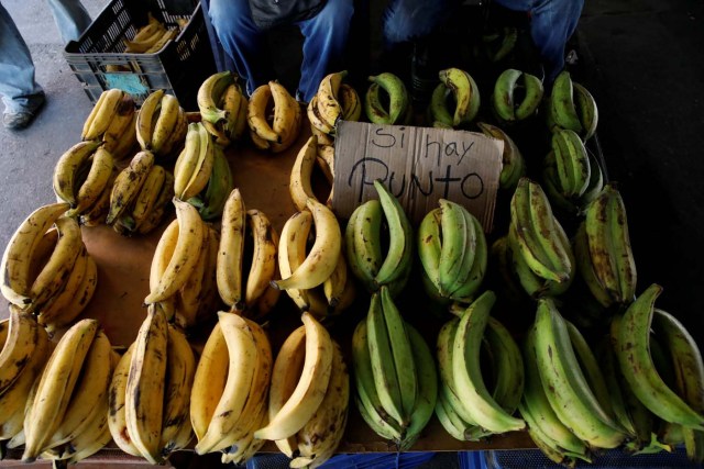 A sign that reads "There is a point" referring to the availability of a point-of-sale (POS), is seen in a bananas street vendor stall in Caracas, Venezuela March 23, 2018. REUTERS/Carlos Garcia Rawlins