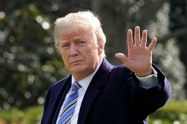 El presidente de EE. UU., Donald Trump, hace un gesto mientras camina por South Lawn of the White House en Washington, Estados Unidos, antes de partir el fin de semana en Palm Beach, Florida, el 23 de marzo de 2018. REUTERS / Yuri Gripas