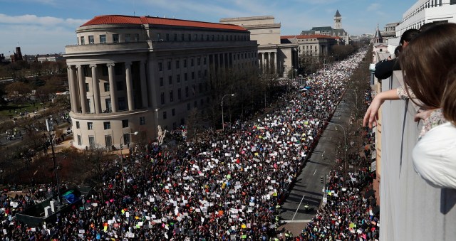 Gente mira desde el balcón del edificio Newseum la manifestación para pedir control de armas o"Marcha por nuestras vidas" en Washington. 24 de marzo de 2018. REUTERS/Leah Millis