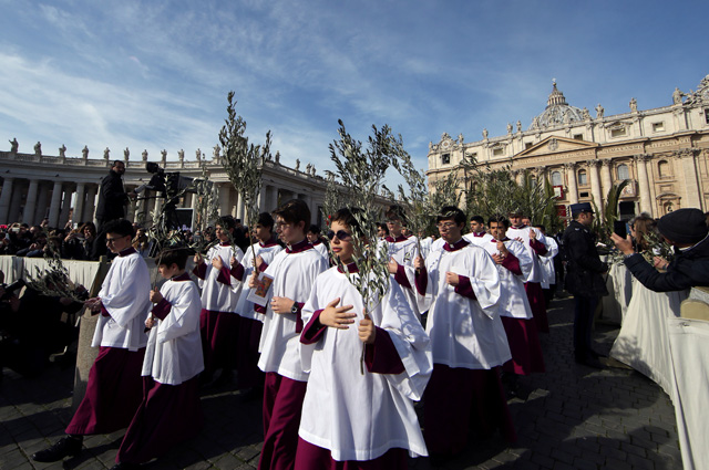 Altar boys arrive to attend the Palm Sunday Mass in Saint Peter's Square at the Vatican, March 25, 2018  REUTERS/Tony Gentile