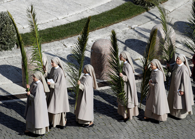 Nuns arrive to attend the Palm Sunday Mass in Saint Peter's Square at the Vatican, March 25, 2018  REUTERS/Stefano Rellandini