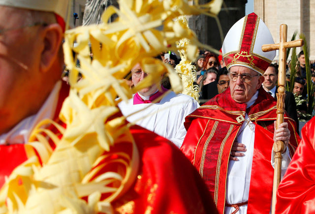 Pope Francis arrives to lead the Palm Sunday Mass in Saint Peter's Square at the Vatican, March 25, 2018  REUTERS/Tony Gentile