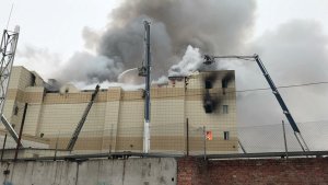 Salidas de emergencia del centro comercial incendiado en Siberia habrían estado bloqueadas