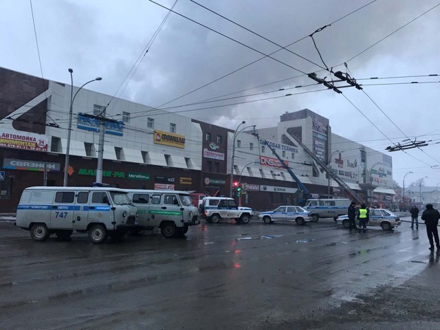 El incendio en el centro comercial de Kemerovo, Rusia Marzo 25, 2018. REUTERS/Dmitry Saturin