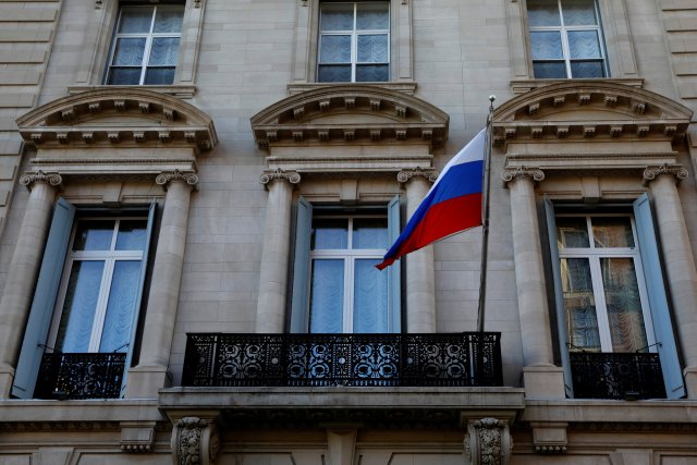 La bandera rusa ondea en el Consulado General de la Federación de Rusia en Manhattan, en la ciudad de Nueva York. REUTERS / Mike Segar
