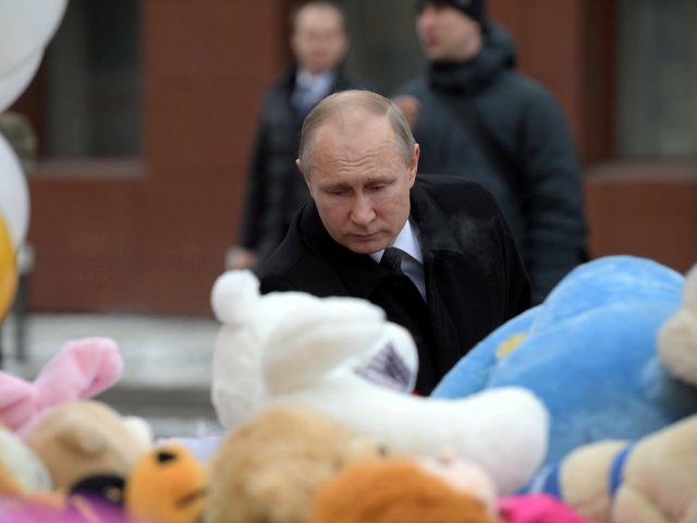 El presidente ruso, Vladimir Putin, visita el lugar del incendio, que mató al menos a 64 personas en un concurrido centro comercial, en Kemerovo, Rusia el 27 de marzo de 2018. Sputnik / Alexei Druzhinin / Kremlin a través de EDITORES DE ATENCIÓN DE REUTERS - ESTA IMAGEN FUE PROPORCIONADA POR UN TERCERO .