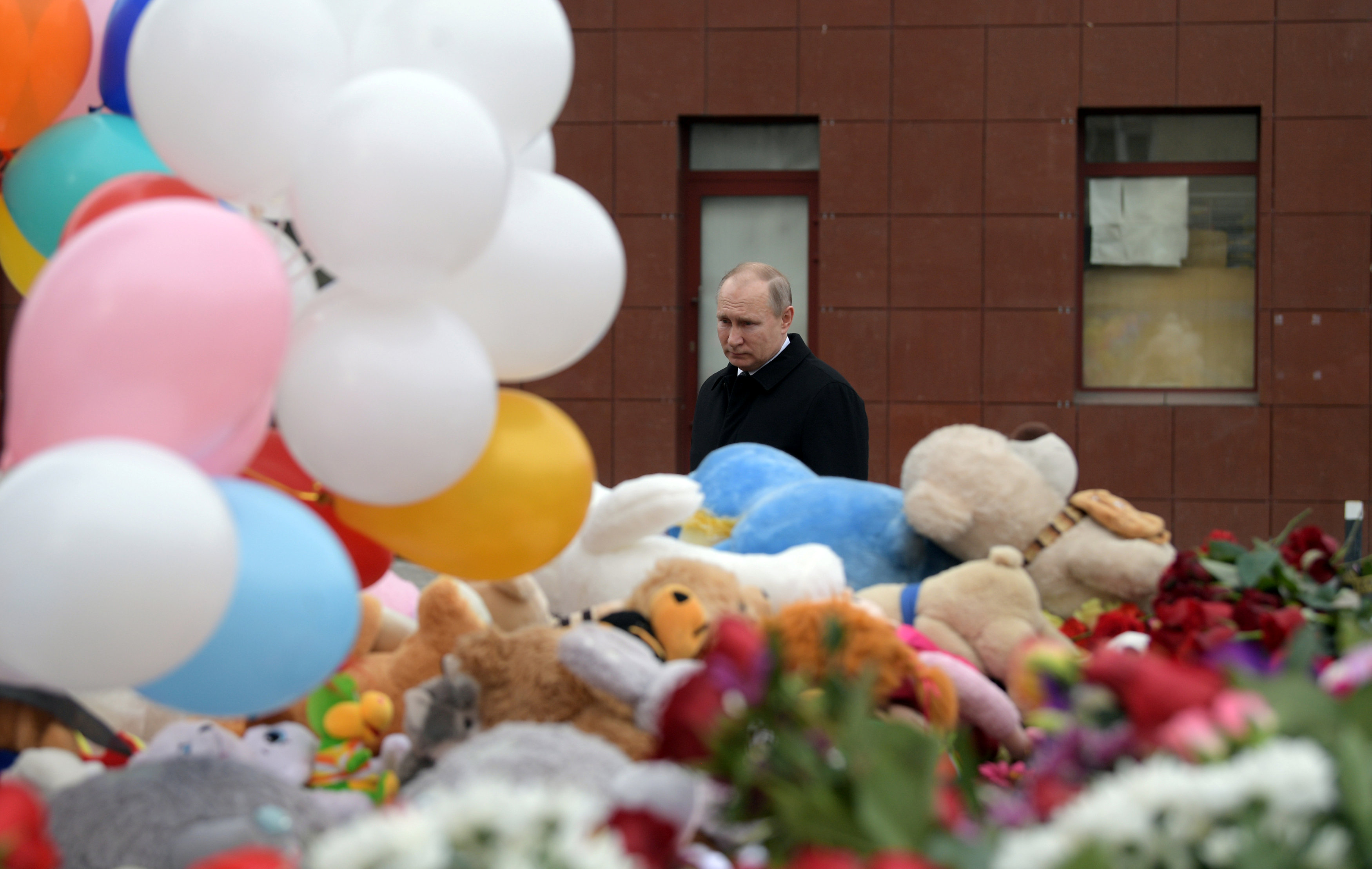 Putin deposita flores en el lugar del incendio que causó al menos 64 muertos (Fotos)
