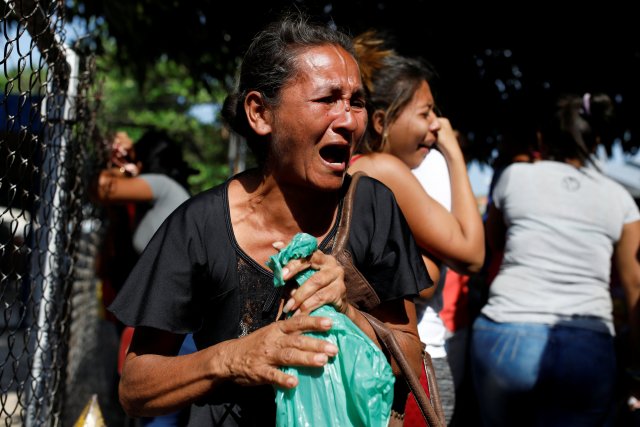 Familiares de los presos esperan información a las afueras de la Comandancia de PoliCarabobo. REUTERS/Carlos Garcia Rawlins