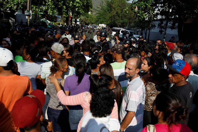 Familiares de presos en la Comandancia General de la Policía de Carabobo esperan afuera de la prisión en Valencia, Venezuela el 28 de marzo de 2018. REUTERS / Carlos Garcia Rawlins