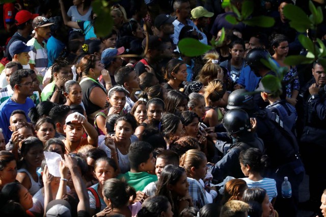 Familiares de presos en la Comandancia General de la Policía de Carabobo esperan afuera de la prisión en Valencia, Venezuela el 28 de marzo de 2018. REUTERS / Carlos Garcia Rawlins
