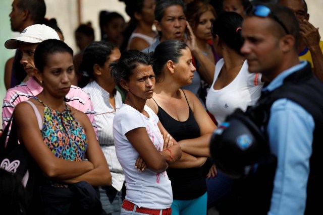 Familiares de los presos esperan información luego de un motín y un incendio en las celdas del Comando General de la Policía de Carabobo en Valencia, Venezuela el 29 de marzo de 2018. REUTERS / Carlos Garcia Rawlins