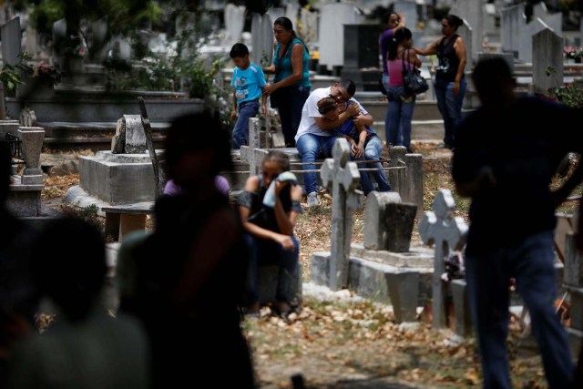La gente se aflige durante el funeral de Javier Rivas, uno de los reclusos que murió durante un motín y un incendio en las celdas de la Comandancia General de la Policía de Carabobo, en el cementerio de Valencia, Venezuela el 29 de marzo de 2018. REUTERS / Carlos Garcia Rawlins