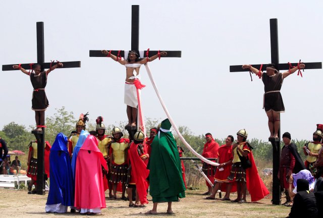 Ruben Enaje (C), 58, who is portraying Jesus Christ for the 32nd time, is seen nailed on a wooden cross during a Good Friday crucifixion re-enactment in Cutud village, Pampanga province, north of Manila, Philippines March 30, 2018. REUTERS/Romeo Ranoco
