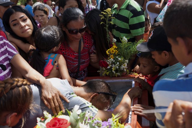 Los deudos se lamentan durante el funeral de Alexis Rodríguez, uno de los reclusos que murió durante un motín y un incendio en las celdas del Comando General de la Policía de Carabobo, en un cementerio de Valencia, Venezuela, el 30 de marzo de 2018. REUTERS / Adriana Loureiro