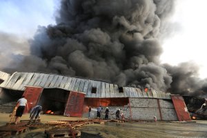 Incendio acabó con decenas de alimentos para ayuda humanitaria en un puerto yemení (Fotos)