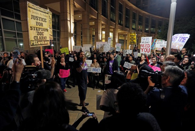 Manifestantes reunidos afuera del ayuntamiento para protestar por la muerte de Stephon Clark, Sacramento, California, EEUU, 30 mar 2018. REUTERS/Bob Strong