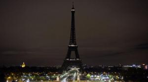 La Torre Eiffel apagó sus luces en honor a víctimas de ataque terrorista (Fotos)