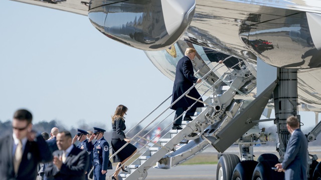 Donald Trump y Melania Trump suben al avión presidencial en el auropuerto de la ciudad de Charlotte. Carolina del Norte, 2 de marzo de 2018.