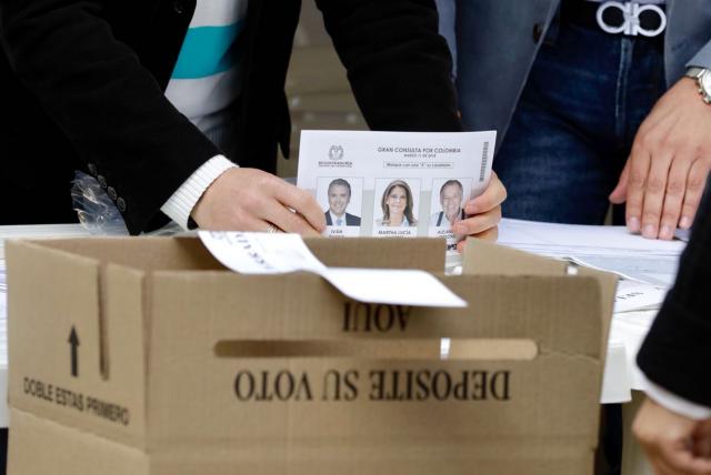 Votantes se quejan de que en puestos de votación de Bogotá y de Medellín se acabaron los tarjetones de consultas interpartidistas. Foto: Carlos Ortega / EL TIEMPO
