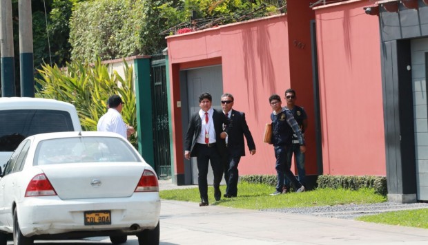 El equipo fiscal, con apoyo de la policía, llegó a la casa de PPK en la calle Choquehuanca, en San Isidro. esta mañana. (Lino Chipana / El Comercio)