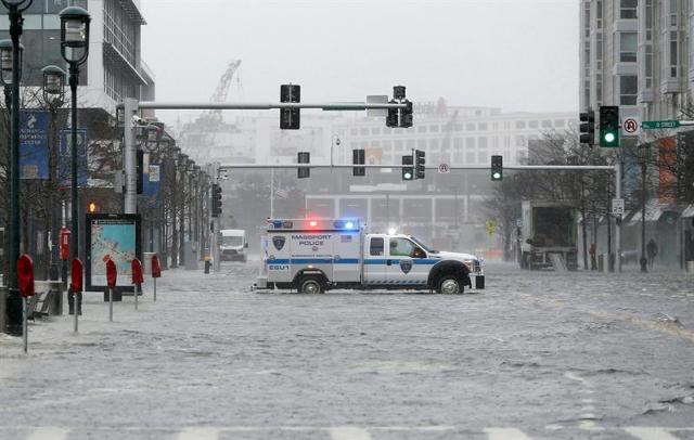 Un coche de policía corta el tráfico de la inundada Seaport Boulevard, durante una tormenta en el distrito Seaport de Boston, Massachusetts (Estados Unidos) hoy, 2 de marzo de 2018. EFE/ Greg Cooper
