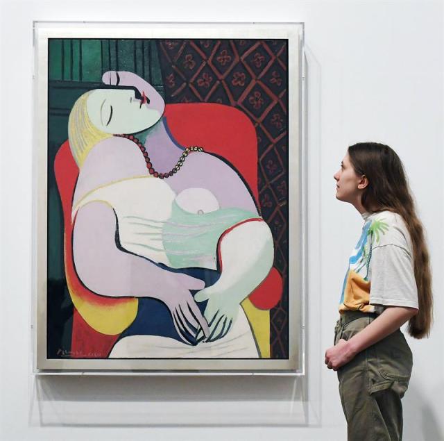 Una empleada del museo observa la obra de Pablo Ruiz Picasso "El sueño", de 1932, expuesta en el ámbito de la exposición inaugurada en la Tate Modern de Londres (Reino Unido) hoy, 6 de marzo de 2018. EFE/ Andy Rain
