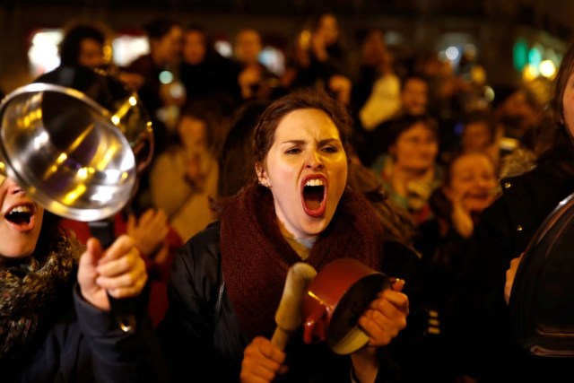 GRAF7061. MADRID, 08/03/2018.- La Comisión 8M ha dado esta noche el pistoletazo de salida a la huelga feminista con una cacerolada en la Puerta del Sol, en Madrid. "Si nosotras paramos, se para el mundo", es la máxima con la que el movimiento feminista, con el respaldo sindical, ha convocado mañana la primera huelga general feminista, con más de 200 citas programadas en toda la geografía española y manifestaciones en todas las capitales de provincia. EFE/Juanjo Martín
