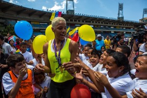 Yulimar Rojas muestra en Caracas su medalla más sufrida y “sentimental”