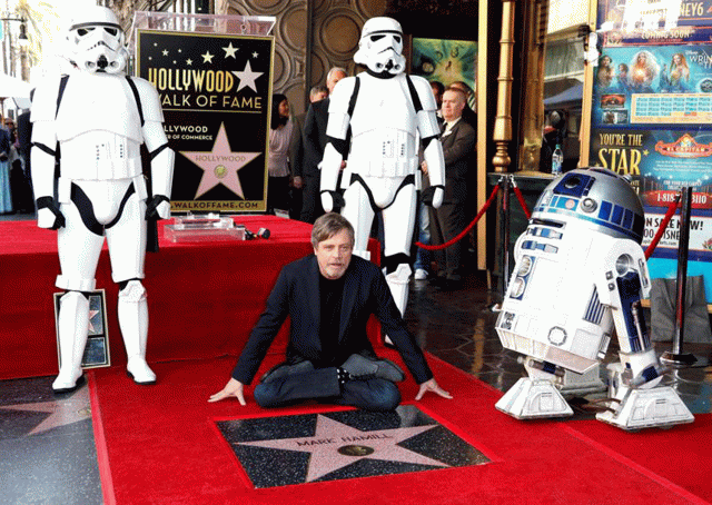   El actor estadounidense Mark Hamill posa junto a su estrella en el Paseo de la Fama hoy, jueves 8 de marzo de 2018, en Hollywood (EE.UU.). Hamill, famoso en todo el mundo por ser Luke Skywalker en las cintas de "Star Wars", desveló hoy su estrella en el Paseo de la Fama de Hollywood en Los Ángeles.  EFE/Mike Nelson
