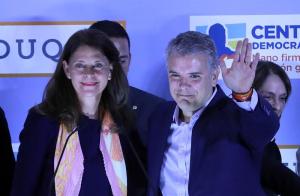 Uribista Iván Duque promete mantener a Colombia a salvo del populismo