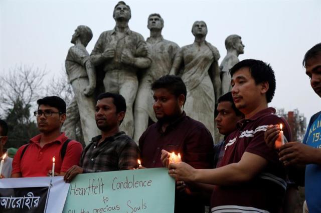 Estudiantes nepalíes rinden homenaje a las víctimas del avión que se estrelló ayer en Katmandú, durante una vigilia en Daca, Bangladesh, hoy, 13 de marzo de 2018. Un avión Bombardier Dash 8 Q400 de la aerolínea US-Bangla con 71 personas a bordo, 36 de ellas bangladesíes, se estrelló el lunes en la capital nepalí durante la maniobra de aterrizaje debido, según las primeras hipótesis, a un error de comunicación entre los pilotos y la torre de control. EFE/ Abir Abdullah