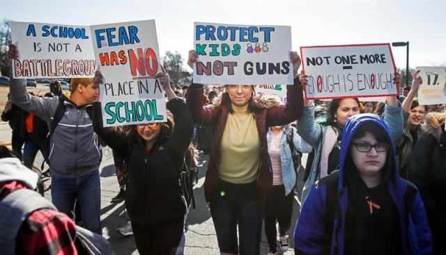 Estudiantes del Round Lake High School participan en el paro realizado a nivel nacional para protestar contra la violencia por armas de fuego, en Round lake, Illinois, Estados Unidos, hoy, 14 de marzo de 2018. EFE