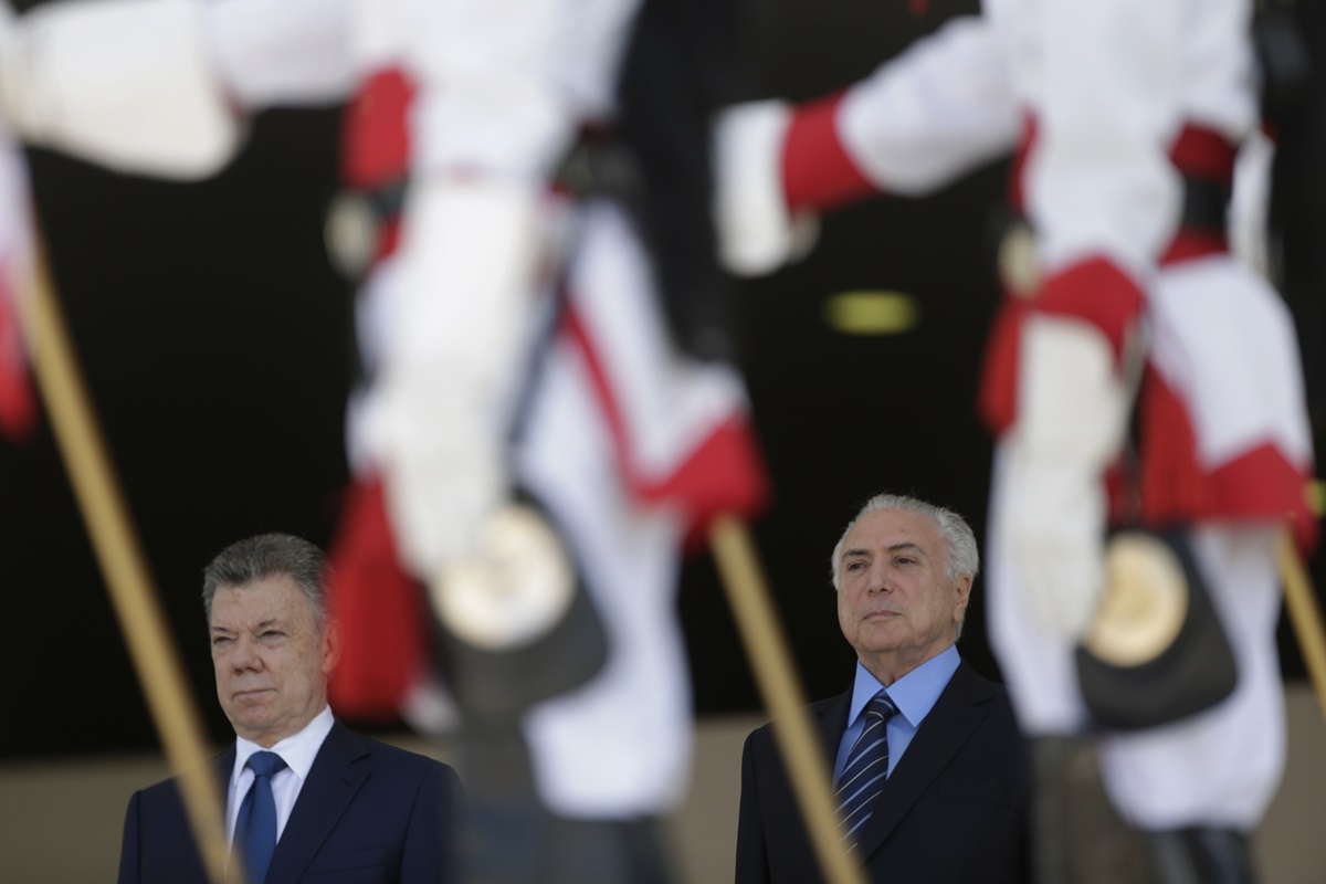 Temer recibe con honores a Santos en el palacio presidencial