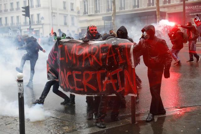PARÍS (FRANCIA), 22/03/2018.- Manifestantes se enfrentan con la policía antidisturbios durante la huelga general de los servicios públicos y transportes en París (Francia) hoy, 22 de marzo de 2018. La huelga podría poner a prueba las reformas emprendidas por el presidente Emmanuel Macron. EFE/ Yoan Valat