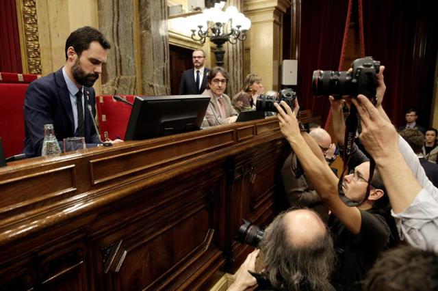 El presidente del Parlament, Roger Torrent, al inicio de la segunda jornada del pleno de investidura que se ha mantenido, pero ya no para proceder a la segunda votación para investir a Jordi Turull | FOTO: EFE
