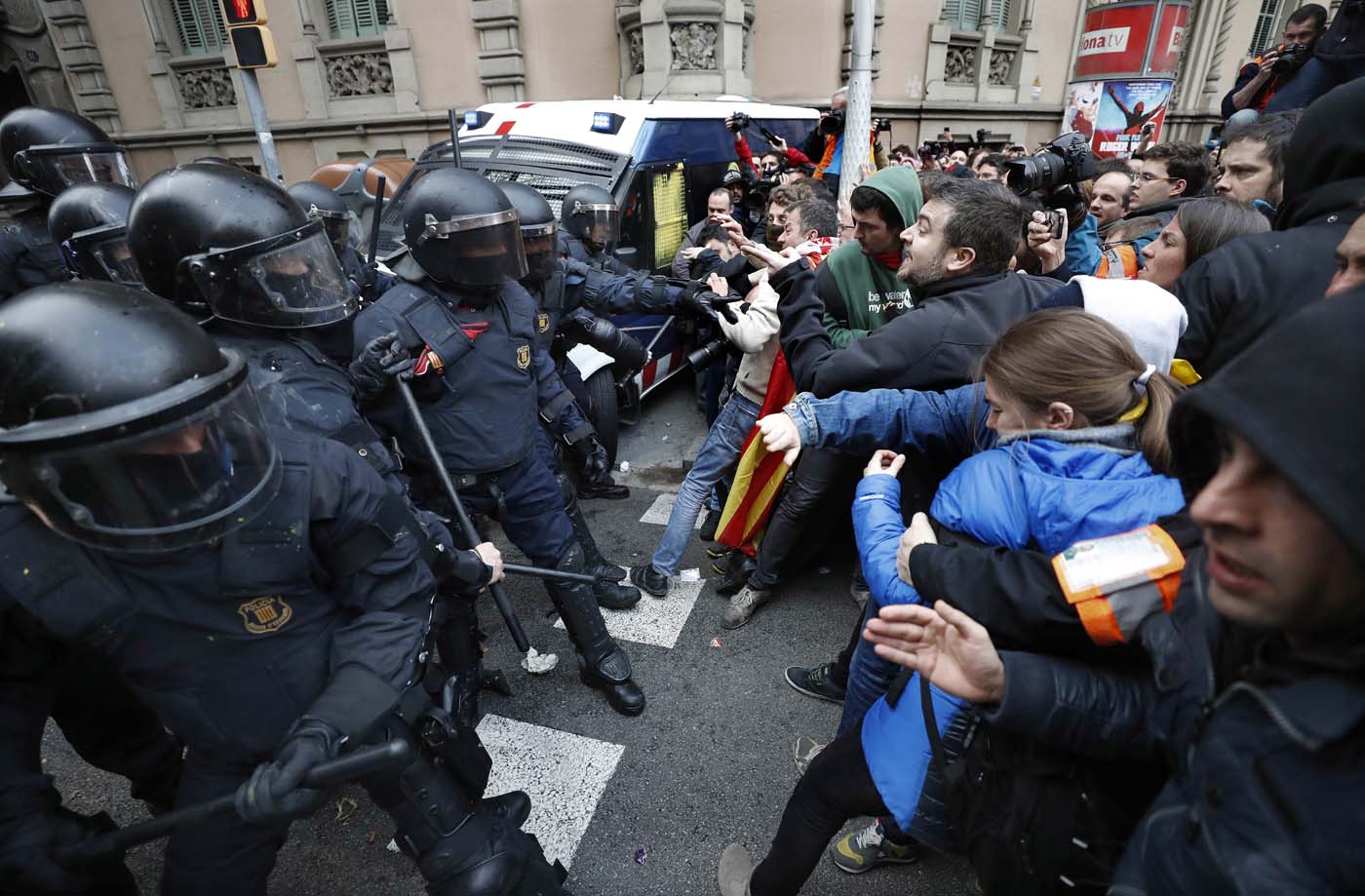 Miles de personas protestan en Barcelona tras detención de Puigdemont (fotos)