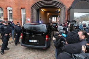 Detienen a policías catalanes que viajaban con Puigdemont al ser arrestado