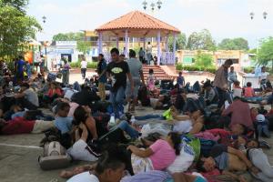 Un viacrucis de más de mil migrantes atraviesa México rumbo a Estados Unidos (Fotos)