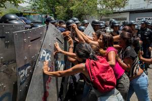 Reprimieron con lacrimógenas a familiares de presos en Carabobo