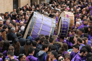 Miles de tambores se unen para celebrar el Viernes Santo en España (FOTOS)