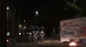 Policía dispara perdigones contra manifestantes que reclaman por comida en Vargas (VIDEO)