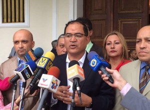 Carlos Valero: La solución no es maquillar el Bolívar, sino sustituir a Maduro democráticamente