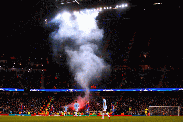 El humo de una bengala se cierne sobre el terreno de juego durante el partido Acción. Foto Reuters / Jason Cairnduff 