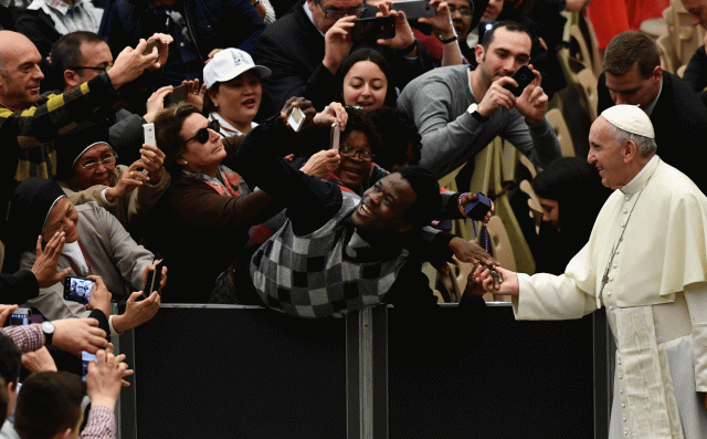 El Papa Francisco posa saluda a los fieles al final de su audiencia general semanal en la sala Pablo VI en el Vaticano el 7 de marzo. Foto VINCENZO PINTO / AFP 