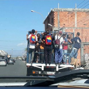 Por falta de autobuses, carabobeños se trasladan en camiones (fotos)