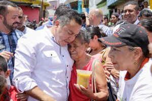 Bertucci hace campaña presidencial repartiendo sopa en Caracas